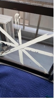養生テープで飛散防止をした窓ガラス