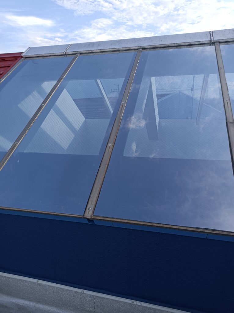 外貼りシルバー遮熱フィルム施工前