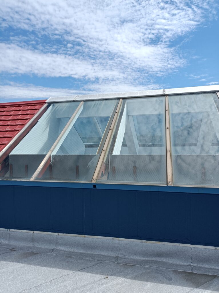 外貼りシルバー遮熱フィルム施工後