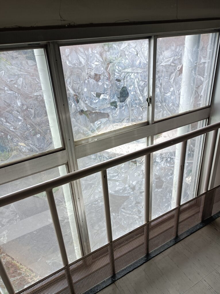 断熱フィルム剥がし前